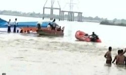 कृष्णा नदी में नाव पलटने से बड़ा हादसा, 26 के मरने की खबर, 14 शव निकाले कृष्णा नदी में नाव पलटने से बड़ा हादसा, 26 के मरने की खबर, 14 शव निकाले