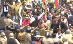 प्रगतिशील समाजवादी पार्टी के कार्यकर्ताओं ने लखनऊ में नागरिकता संशोधन कानून के खिलाफ विरोध प्रदर्शन किया।