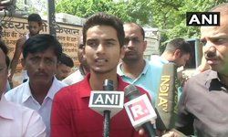 अमेठी -सुरेंद्र सिंह के बेटे बोले, जिनकी गोली मारकर हत्या कर दी गई थी: मेरे पिता स्मृति ईरानी के करीबी सहयोगी थे, विजय यात्रा निकाली गई,कुछ कांग्रेस समर्थकों को यह पसंद नहीं आया, हमें उन लोगों पर संद�