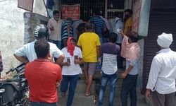 शराब दुकान पर उड़ रही लॉकडाउन की धज्जियां दुकानों पर महिला पुरुष शराब खरीदने पहुंचे,काउंटर पर कई लोग एक साथ दिख रहे,शराब की दुकानों पर दिख रही भीड़।