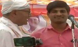 दिग्विजय सिंह की रैली में हुई ये घटना, दिग्विजय सिंह ने उसे माइक दिया. माइक लेते ही लड़के ने कहा कि मोदी जी ने सर्जिकल स्ट्राइक किया है, आतंकियों को मारा है