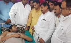 नोएडा : आज शिवपाल यादव ने पुलिस द्वारा नोएडा में बर्बरता पूर्वक गोली मारकर घायल किये गए जितेन्द्र यादव व पीड़ित परिवार से मुलाकात की। मोर्चा कीओर से पीड़ित परिवार को एक लाख की आर्थिक सहायता दी। नोएडा : आज शिवपाल यादव ने पुलिस द्वारा नोएडा में बर्बरता पूर्वक गोली मारकर घायल किये गए जितेन्द्र यादव व पीड़ित परिवार से मुलाकात की। मोर्चा कीओर से पीड़ित परिवार को एक लाख की आर्थिक सहायता दी।