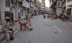 वाराणसी : मंगलवार को सर्वाधिक 12 कोरोना पॉजिटिव मरीज मिलने के बाद जिलाधिकारी ने आज  नगर क्षेत्र में संपूर्ण लॉकडाउन घोषित कर दिया है।