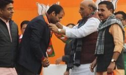 AAP को झटका, विधायक मनोज कुमार बीजेपी में शामिल