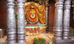 वाराणसी : अन्नपूर्णा दरबार मे उमड़े भक्त माँ का दर्शन पा हुये निहाल भक्तो ने लगाई मन्नतो की फेरी माँ के दरबार मे ।