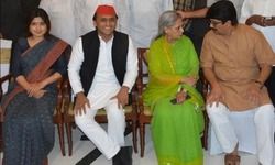 डिनर में राज्यसभा प्रत्याशी जया बच्चन और सांसद डिम्पल यादव के साथ ही निर्दलीय विधायक व पूर्व मंत्री रघुराज प्रताप सिंह राजा भैया और विनोद सरोज भी शामिल हुए।