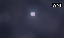 चेन्नै में भी सूरज पर पड़ने लगी है ग्रहण की छाया, देश के अलग-अलग शहरों में सूर्य ग्रहण का नजारा दिखना शुरू हो गया है.  चेन्नै शहर में सूर्य ग्रहण का कुछ ऐसा नजारा दिख रहा है.