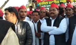 योगी सरकार के खिलाफ कौशाम्बी में सपा कार्यकर्ताओं ने किया धरना प्रदर्शन