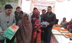 ब्लाक प्रमुख, ग्राम प्रधान ने मिलकर सैकड़ों जरूरतमंदों को बांटे कंबल, साल, जैकेट