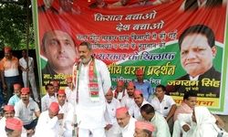 मलेशिया सुगर मिल  के गेट पर धरना प्रदर्शन, ज्ञापन दिया गया मलेशिया सुगर मिल  के गेट पर धरना प्रदर्शन, ज्ञापन दिया गया