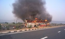 आगरा -आगरा लखनऊ एक्सप्रेस पर बस में लगी आग यात्री बाल बाल बचे पुलिस मौके पर