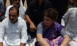 प्रियंका गांधी इस बात से नाराज हैं कि पीड़ित परिवार के 15 सदस्य उनसे मिलने आए लेकिन सिर्फ दो को ही अंदर आने की इजाजत दी गई और बाकी लोगों को गेस्ट हाउस के बाहर ही रोक लिया गया.