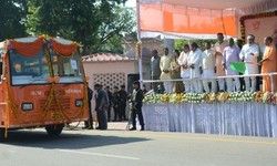 CM योगी ने 50 संकल्प सेवा बसों को दिखाई झंडी CM योगी ने 50 संकल्प सेवा बसों को दिखाई झंडी