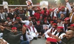 राजभवन के गेट पर समाजवादी पार्टी के कार्यकर्ताओं ने किया प्रदर्शन, बुधवार को 10 बजे अखिलेश यादव राजभवन जाकर राज्यपाल को ज्ञापन देंगे राजभवन के गेट पर समाजवादी पार्टी के कार्यकर्ताओं ने किया प्रदर्शन, बुधवार को 10 बजे अखिलेश यादव राजभवन जाकर राज्यपाल को ज्ञापन देंगे