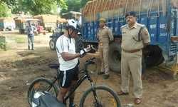 आगरा- एसएसपी ने शहर का साइकिल से किया दौरा, ईंट से भरे ओवरलोड 29 ट्रैक्टर पकड़े, ईंट की मंडी में खड़े थे सभी ओवरलोड ट्रैक्टर, थाना ताजगंज क्षेत्र में की गई कार्रवाही