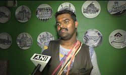 गुजरात:आरपीएफ ने ट्रेन हॉकर अवधेश दुबे को गिरफ्तार किया, जिसकी खिलौने बेचते समय नेताओं की नकल करते हुए वीडियो वायरल हुई थी। सूरत रेलवे स्टेशन पर ट्रेन नंबर 17204 के स्लीपर कोच में पकड़ा गया ।