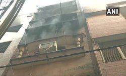 दिल्ली: अनाज मंडी की उसी इमारत में फिर लगी आग, दमकल की गाड़ियां मौके पर मौजूद दिल्ली: अनाज मंडी की उसी इमारत में फिर लगी आग, दमकल की गाड़ियां मौके पर मौजूद