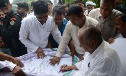 लोहिया से अखिलेश हस्ताक्षर अभियान में नेताजी ने अपना हस्ताक्षर किया