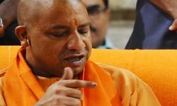 मायावती के सामने जूते उतारकर छोटी कुर्सी पर बैठते हैं अखिलेश, यही उनकी हैसियत: योगी मायावती के सामने जूते उतारकर छोटी कुर्सी पर बैठते हैं अखिलेश, यही उनकी हैसियत: योगी