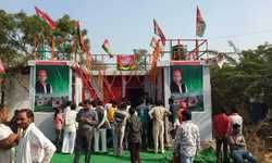 कुछ ही देर में पूर्व मुख्यमंत्री अखिलेश यादव पहुँचगे सरदारपुरवा अखिलेश ने खजांची नाथ के लिए इसी गांव में उसके लिए एक नया घर बनवाया है, उनके परिवार को ये घर सौपेगे कुछ ही देर में पूर्व मुख्यमंत्री अखिलेश यादव पहुँचगे सरदारपुरवा अखिलेश ने खजांची नाथ के लिए इसी गांव में उसके लिए एक नया घर बनवाया है, उनके परिवार को ये घर सौपेगे