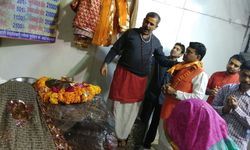 बीजेपी के विजय रथ को जारी रखने के लिए अशोक पाण्डेय के नेतृत्व में सैकड़ो लोगो ने गोवर्धन गिरिराज की परिक्रमा की बीजेपी के विजय रथ को जारी रखने के लिए अशोक पाण्डेय के नेतृत्व में सैकड़ो लोगो ने गोवर्धन गिरिराज की परिक्रमा की