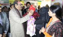 जिलाधिकारी ने एक दर्जन नवजात शिशुओं को पोलियो रोधी दवा पिलाकर, टीकाकरण अभियान का शुभारम्भ किया