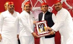 अखिलेश ने टटोली कार्यकर्ताओं की नब्ज, बोले- यह संघर्ष का समय है अखिलेश ने टटोली कार्यकर्ताओं की नब्ज, बोले- यह संघर्ष का समय है