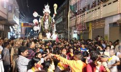 वाराणसी :   फोर्स के साथ देवनाथ पूरा काली जी की मूर्ति मदनपुरा से निकली जिसमें कांग्रेस के अनिल श्रीवास्तव और अरविंद किशोर राय सहित हजारो की संख्या में लोग उपस्थित हुए