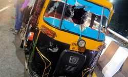 वाराणसी   लहतारा फ्लाईओवर पुल के उद्घाटन होते ही हुआ एक्सीडेंट एक फोर व्हीलर ने एक आटो को मारी टक्कर ऑटो हुआ क्षतिग्रस्त।।