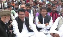 ग्राम प्रधान की हत्या मामले में सपा विधायक और एमएलसी अनिश्चतकालीन धरने पर