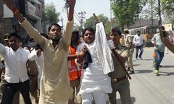 योगी को सपा छात्र सभा ने दिखाया कला झंडा, गिरफ्तार योगी को सपा छात्र सभा ने दिखाया कला झंडा, गिरफ्तार