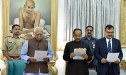 लखनऊ - पूर्व आईएएस राज प्रताप सिंह को विद्युत नियामक आयोग के अध्यक्ष पद की शपथ राज्यपाल राम नाईक ने दिलाई