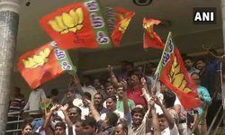 बेंगलुरु: रुझानों में बढ़त मिलने पर पार्टी ऑफिस के बाहर जश्न मनाते बीजेपी के कार्यकर्ता.