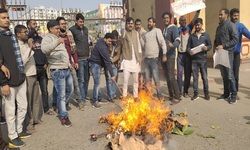 JNU हिंसा के विरोध में BHU के छात्रों ने लेफ्ट का पुतला फूंका JNU हिंसा के विरोध में BHU के छात्रों ने लेफ्ट का पुतला फूंका