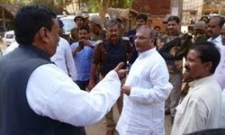 सपा के दिग्गज नेता ललई यादव व भाजपा समर्थित सांसद हरिवंश सिंह से हुई नोंकझोंक-जेपी यादव सपा के दिग्गज नेता ललई यादव व भाजपा समर्थित सांसद हरिवंश सिंह से हुई नोंकझोंक-जेपी यादव