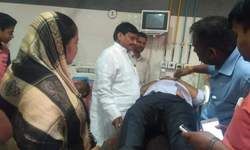 लखनऊ : शिवपाल यादव ट्रामा सेंटर मुन्ना यादव को देखने पहुंचे