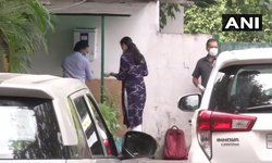 संदेसरा घोटाला मामले में पूछताछ के लिए कांग्रेस नेता अहमद पटेल के आवास पर पहुंची ईडी की टीम। संदेसरा घोटाला मामले में पूछताछ के लिए कांग्रेस नेता अहमद पटेल के आवास पर पहुंची ईडी की टीम।