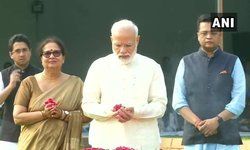 दिल्ली: प्रधानमंत्री नरेंद्र मोदी ने विजय घाट पर पूर्व प्रधानमंत्री लाल बहादुर शास्त्री को श्रद्धांजलि अर्पित की।