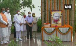 दिल्ली: केंद्रीय मंत्री डॉ. हर्षवर्धन, दिल्ली बीजेपी चीफ आदेश कुमार गुप्ता और अन्य बीजेपी नेताओं ने डॉ. श्यामा प्रसाद मुखर्जी को शहीदी पार्क में उनकी जयंती पर श्रद्धांजलि दी।