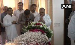 दिल्ली: समाजवादी पार्टी के संस्थापक और उत्तर प्रदेश के पूर्व सीएम, मुलायम सिंह यादव पूर्व विदेश मंत्री सुषमा स्वराज को श्रद्धांजलि दी। दिल्ली: समाजवादी पार्टी के संस्थापक और उत्तर प्रदेश के पूर्व सीएम, मुलायम सिंह यादव पूर्व विदेश मंत्री सुषमा स्वराज को श्रद्धांजलि दी।