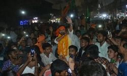 काशी की सड़कों पर उतरा निरहुआ रिक्शावाला