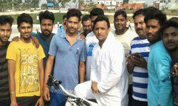 सपा सुप्रीमो अखिलेश ने चलाई साइकिल, रिवर फ्रंट पर क्रिकेट में आजमाए अपने हाथ सपा सुप्रीमो अखिलेश ने चलाई साइकिल, रिवर फ्रंट पर क्रिकेट में आजमाए अपने हाथ