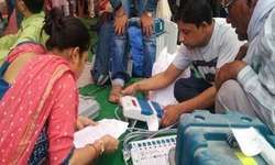 पांचवे चरण के लिए मतदान कल, पोलिंग पार्टियां बूथों पर रवाना