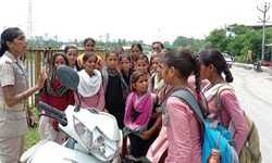 मुरादाबाद महिला पुलिस कर्मियों द्वारा गांव/मोहल्लो में जाकर महिलाओ को हेल्प लाइऩ की जानकारी एंव साइबर सुरक्षा व सोशल मीडिया में बरती जाने वाली सावधानियों के बारे में बताया गया।