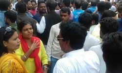 टिकट बंटवारे को लेकर सपा में मचा घमासान, सपा अध्यक्ष पार्टी के ग्रामीण कार्यालय मेंं जा छिपे टिकट बंटवारे को लेकर सपा में मचा घमासान, सपा अध्यक्ष पार्टी के ग्रामीण कार्यालय मेंं जा छिपे