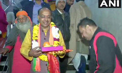 दिल्लीः विधानसभा चुनाव के नतीजों से पहले कनॉट प्लेस स्थित हनुमान मंदिर पहुंचे बीजेपी सांसद विजय गोयल।