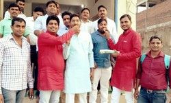 कैराना व नूरपुर के जीत का मनाया जश्न,सपा पदाधिकारियों ने एक दूसरे को खिलाई मिठाई कैराना व नूरपुर के जीत का मनाया जश्न,सपा पदाधिकारियों ने एक दूसरे को खिलाई मिठाई