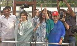 सोनाक्षी सिन्हा का रोड शो शुरु, पूनम सिन्हा के लिए जुटा रहीं समर्थन सोनाक्षी सिन्हा का रोड शो शुरु, पूनम सिन्हा के लिए जुटा रहीं समर्थन