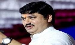 धनंजय मुंडे का यू-टर्न, कहा- मैं पवार साहेब के साथ धनंजय मुंडे का यू-टर्न, कहा- मैं पवार साहेब के साथ