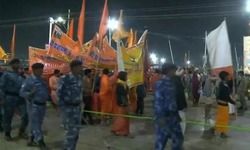 वसंत पंचमी पर तीसरा और अंतिम शाही स्नान की शुरुआत हो चुकी है। संगम किनारे जमे श्रद्धालुओं ने शनिवार रात से ही स्नान शुरू कर दिया था। आज 2 करोड़ से अधिक श्रद्धालुओं के डुबकी लगाने की संभावना है।